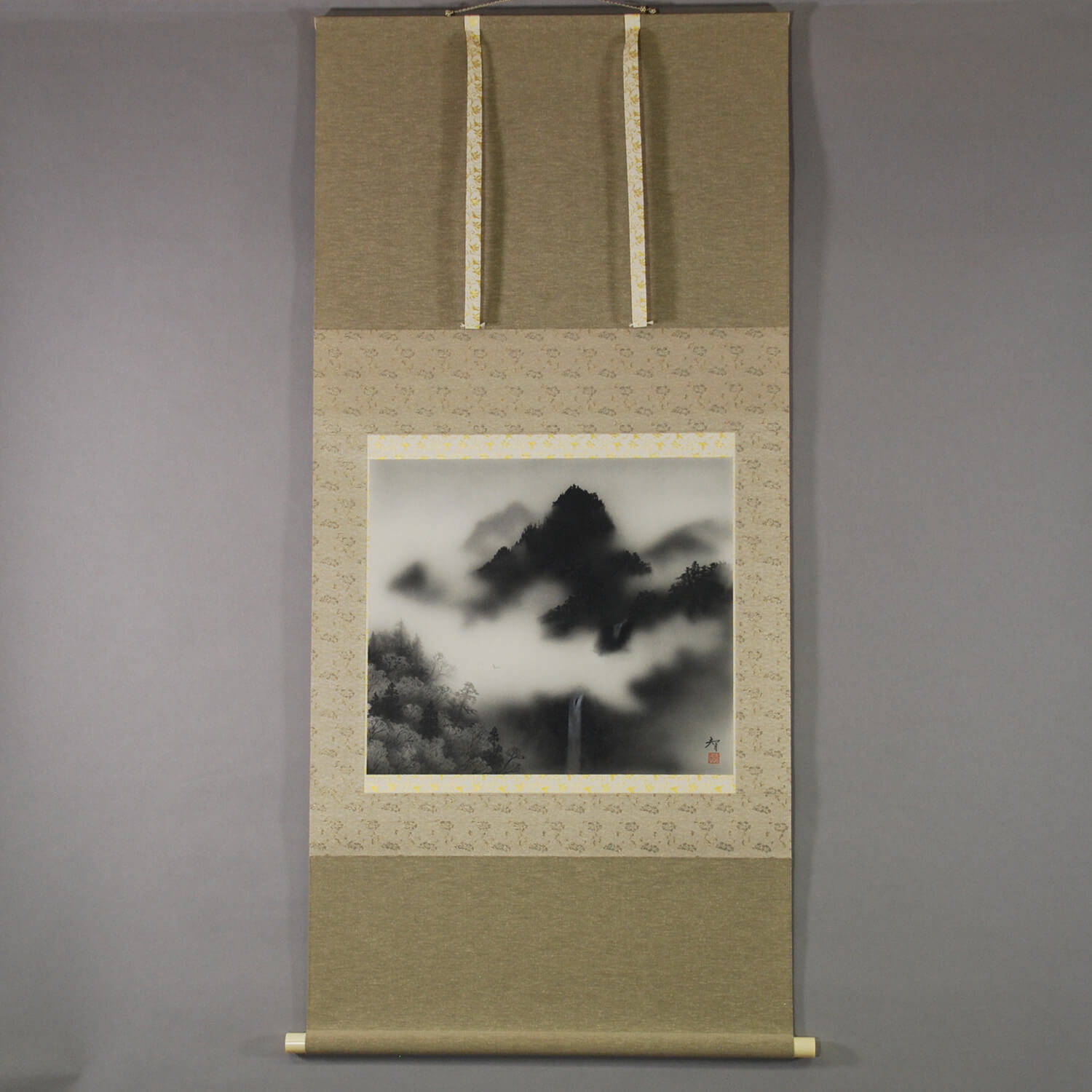 Kakejiku Hanging Scroll: Landscape Painting: Mountains and Clouds / Katō Tomo